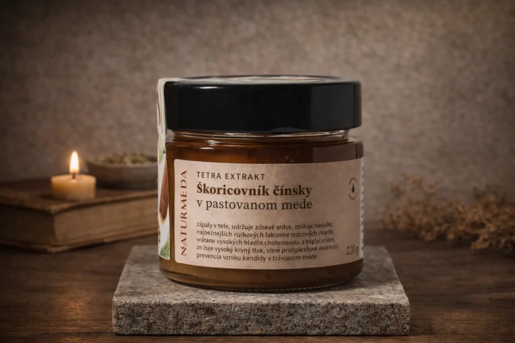 Škoricovník čínsky v pastovanom mede Naturmeda na kamennom podstavci